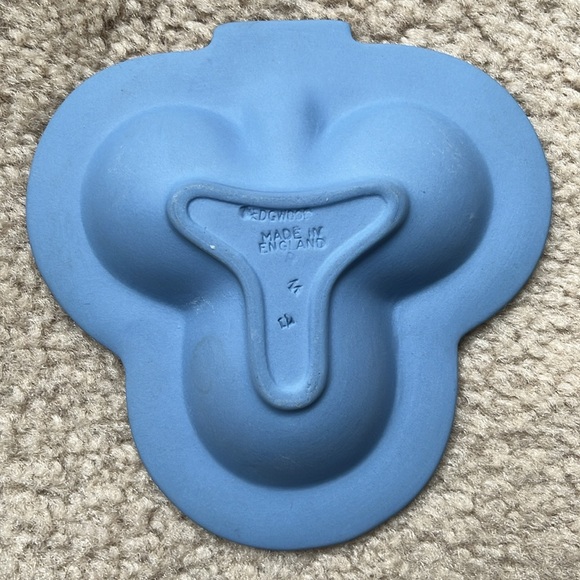 Vintage Light Blue Wedgwood Jasperware Club Shaped Ashtray - Picture 3 of 5